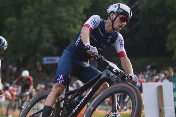 Luca Martin a remporté le classement général de la Coupe du Monde UCI de cross-country olympique (XCO) 2026. Il réalise un exceptionnel doublé au terme d’une saison 2026 remarquable.