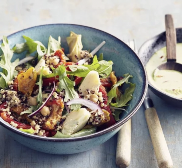 Photo de la salade quinoa, poid-chiches et sauce tahini