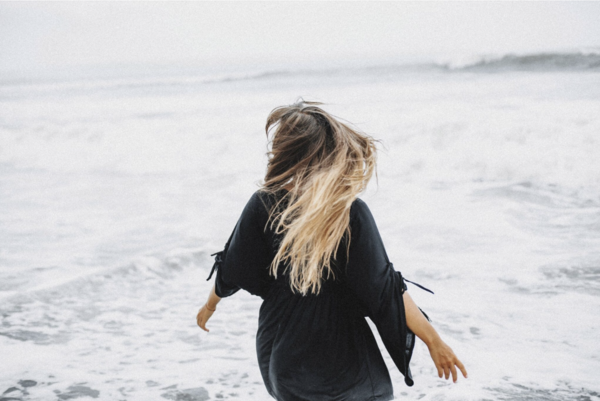 photo d'une femme au long cheveux à la mer