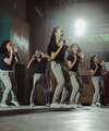 danseurs en leggings gris sur scène sous projecteurs