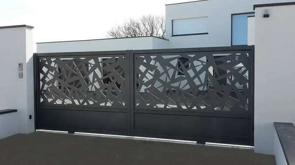 Portails et clôtures tendances : personnalisez votre maison à l’infini