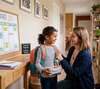 Parents et enfants sereins lors de la rentrée scolaire