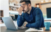 homme stressé devant ordinateur