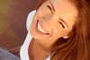 Femme souriante apportant énergie confiance et motivation