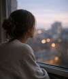 Femme pensive exprimant anxiété face changement climatique