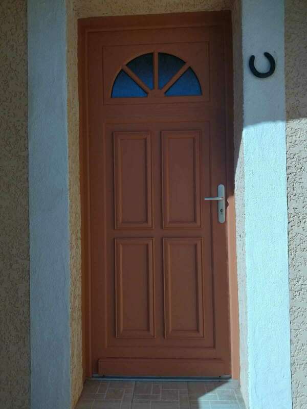 Mise en peinture de porte à Poussan