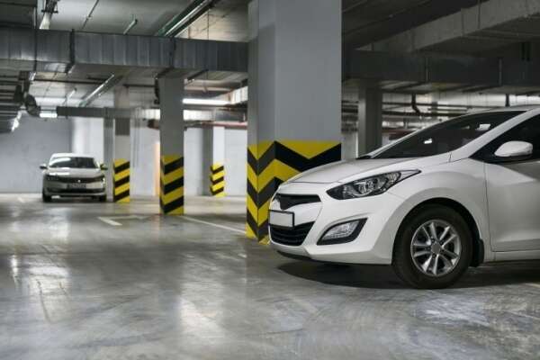 C’est l’histoire d’un couple qui loue un logement (et un parking ?) trop cher…