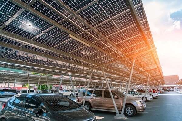 Panneaux photovoltaïques et équipement des parkings : un délai supplémentaire ?