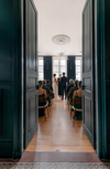 salle spacieuse avec invités souriant autour d'une table élégante