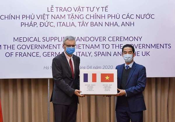 Le Vietnam fait don de 110 000 masques à la France