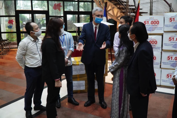 Le Vietnam poursuit ses dons de masques