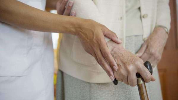 L’Assemblée nationale vote la revalorisation salariale des aides à domicile et du doublement du congé paternité