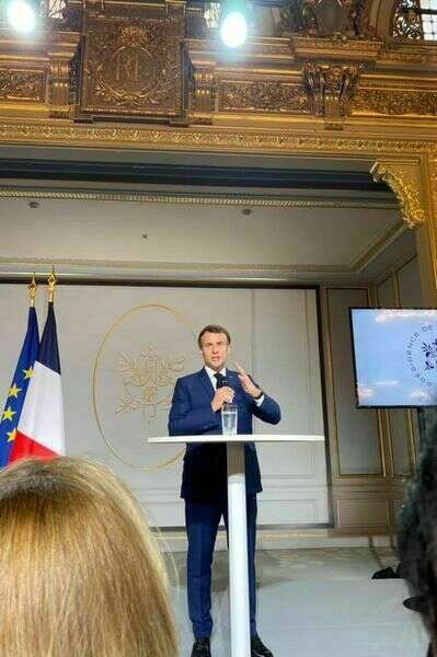 J’assiste à l’allocution du Président de la République sur les nouvelles mesures sanitaires