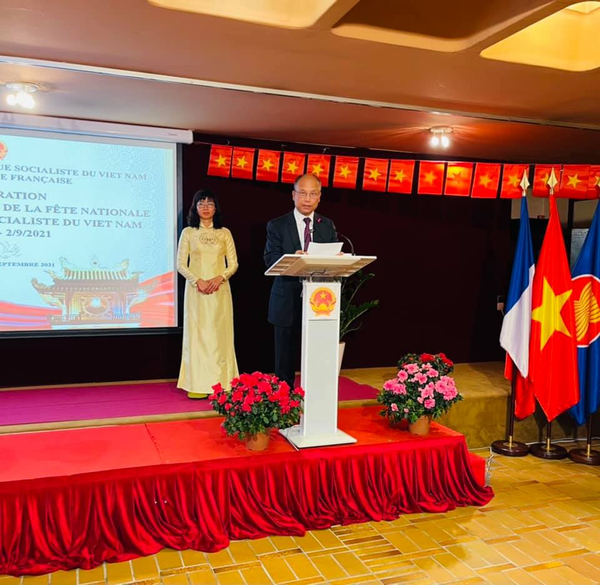 Auprès de l’Ambassadeur du Vietnam en France pour le 76ème anniversaire de la fête nationale du Vietnam
