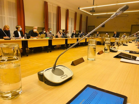 Présente au Conseil municipal de Lognes 