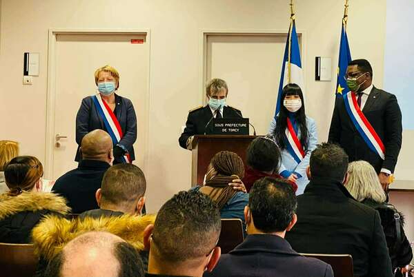 Auprès du Sous-préfet pour accueillir les nouveaux Français !