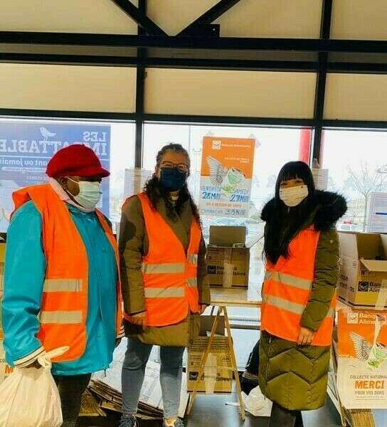 Auprès des bénévoles de la collecte des denrées alimentaires et des produits de première nécessité 