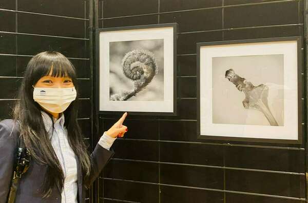 Très beau moment au vernissage "Les fleurs, c'est le berceau de la vie" 