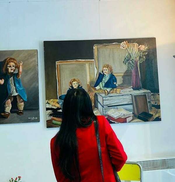 Au vernissage "Portraits et Natures Mortes" de Gérald Desplancques.