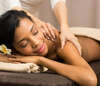 femme souriante recevant massage relaxant dans spa chaleureux
