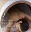femme souriante recevant massage relaxant dans spa chaleureux