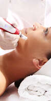 Femme recevant soin JetPeel visage au cabinet Villeurbanne