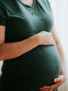 Femme enceinte main sur ventre nausées santé dentaire
