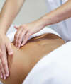 Femme recevant un massage thérapeutique personnalisé au cou