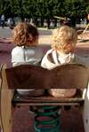 enfant jouant avec des amis dans un parc