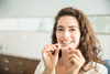 sourire éclatant avec dents blanches et lèvres gloss rose