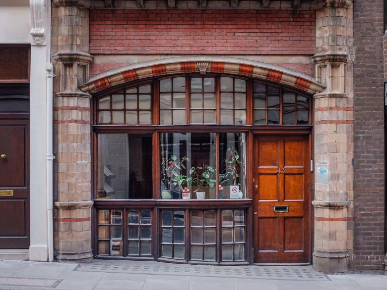 AMF Menuiserie, façade de restaurant sur mesure à Paris