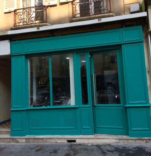 amf-menuiserie-creation-de-facade-de-restaurants-a-paris-facade-exterieure.png