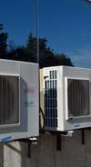 Unités extérieures climatisation Fujitsu alignées façade vitrée