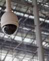 Caméra de surveillance sur mur briques lierre sécurité Saint-Saulve