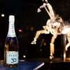 Serveurs servant champagne lors anniversaire 30 ans Scotto Partners