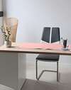 bureau clair avec sous-main rose dans espace d'accompagnement bienveillant