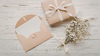 Femme rousse pensant bon cadeau sophrologie bureau