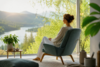 Femme réfléchissant face à paysage montagneux apaisant