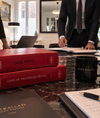 Personnes en réunion autour de codes pénaux chez cabinet Rizkallah