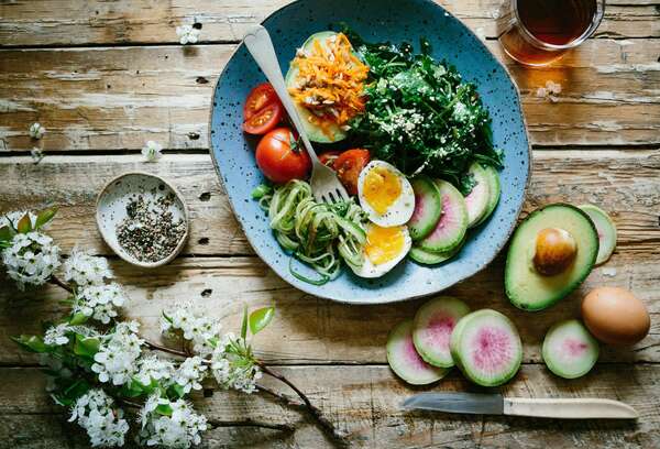 Adopter une alimentation anti-inflammatoire : les bienfaits pour la perte de poids et la santé globale