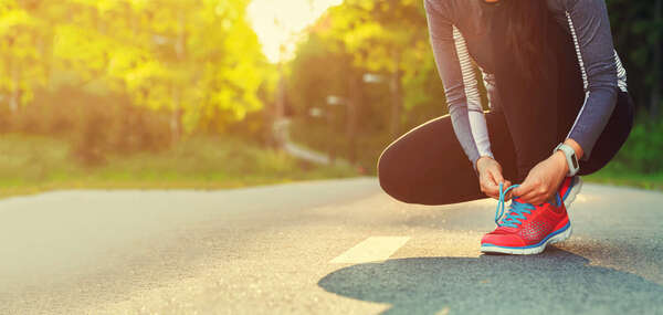 photo femme se préparant à une marche