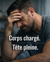 homme détendu dans un cadre simple et discret