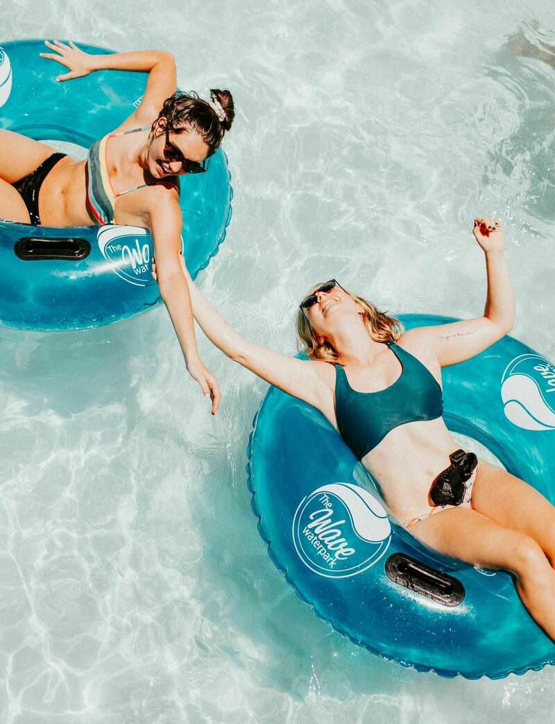 personnes a la piscine - Conciergerie France Portugal 