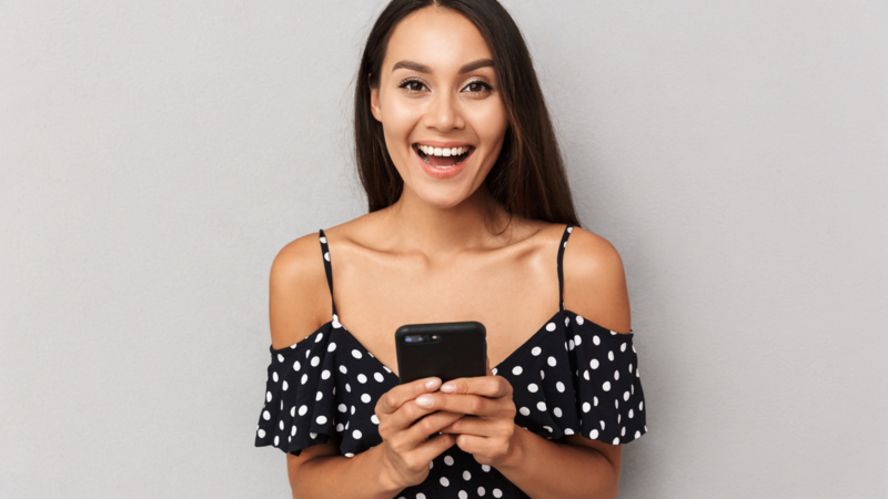 femme au téléphone - Conciergerie France Portugal