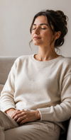 Enfant détendue sur herbe verte séance sophrologie relaxante