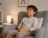 Enfant heureux utilisant des techniques de sophrologie ludique