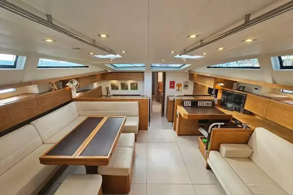 Menuiserie et Rénovation sur Mesure à Bordeaux : L'Exigence du Naval au Service de votre Habitat