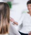 Supervision professionnelle entre deux femmes en blouse blanche