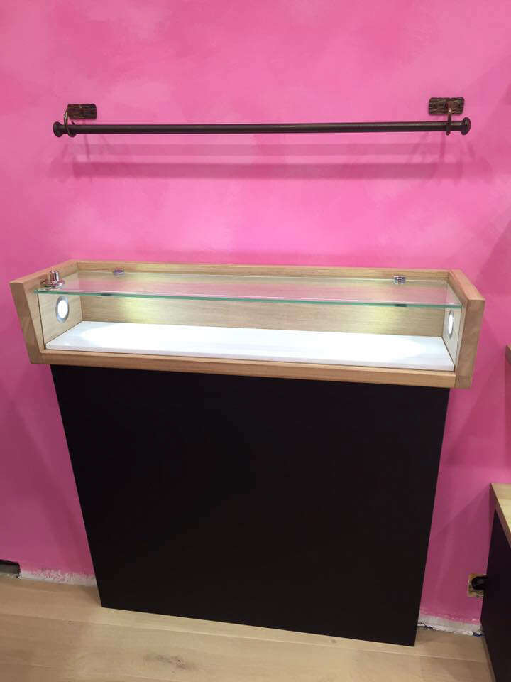 bois-and-design-bijouterie-l-atelier-d-amaya-mobilier-sur-mesure-lumineux