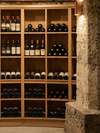cave à vin élégante avec bouteilles bien rangées